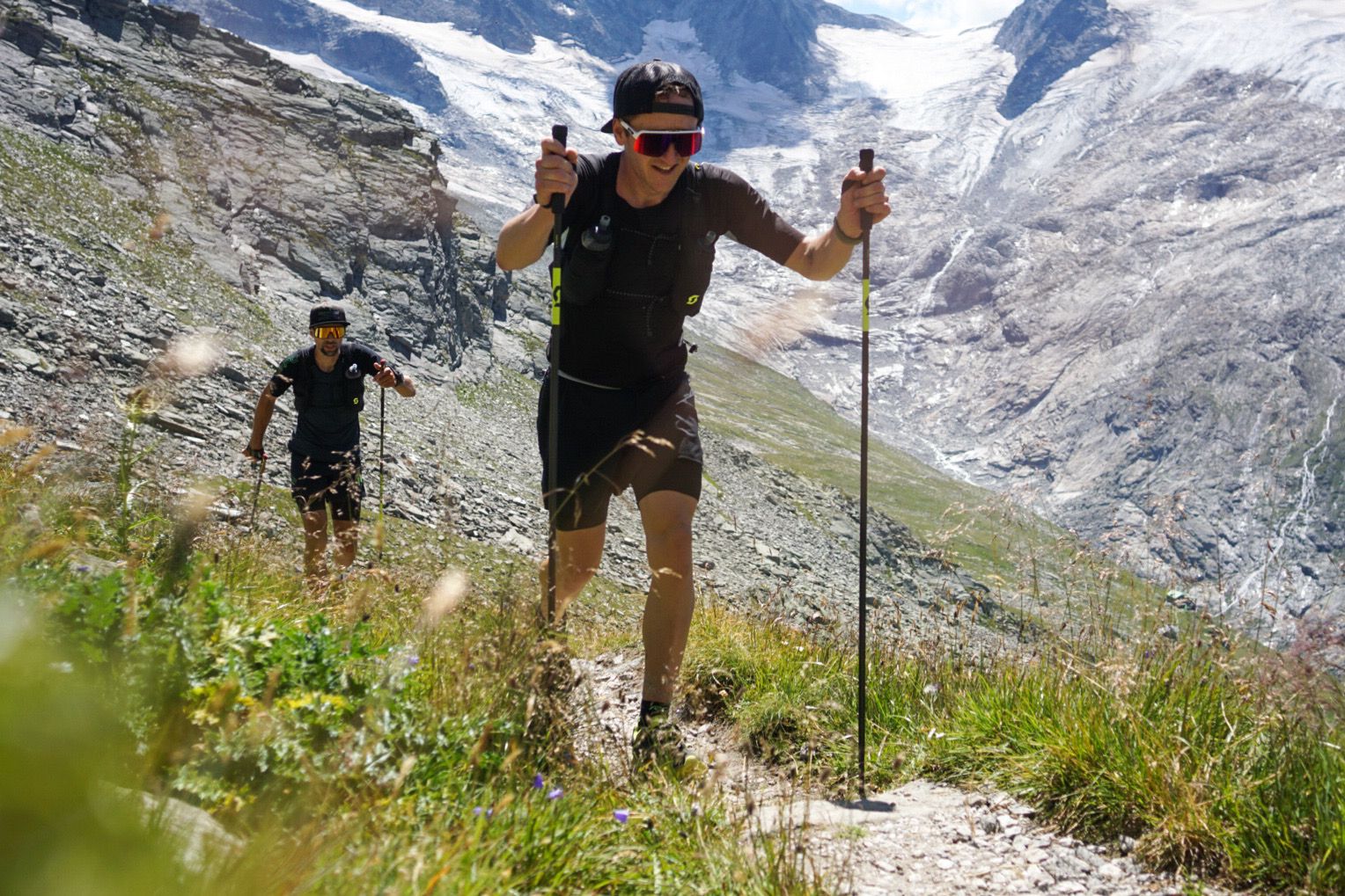 Zwei Läufer in alpinem Gelände