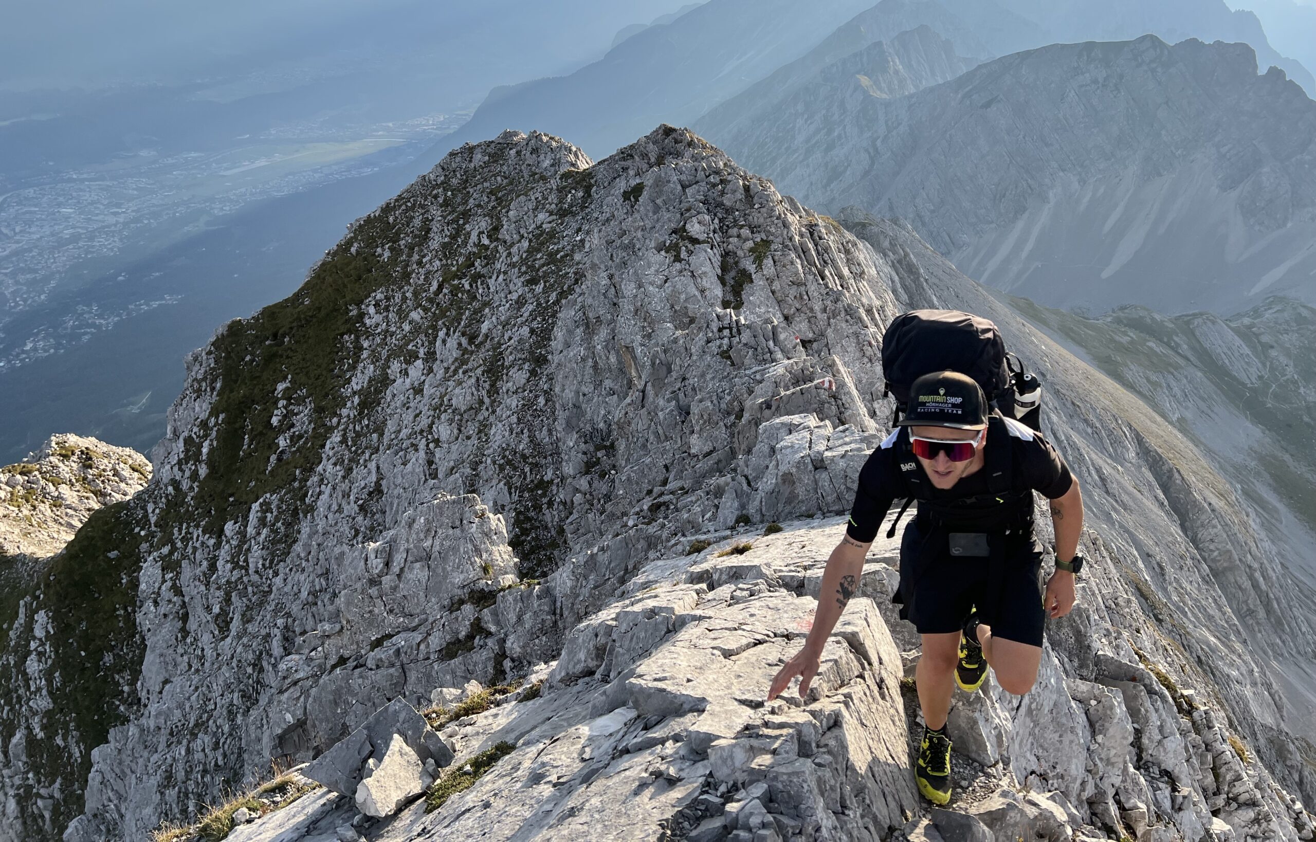 Trainer Manuel Zorn auf einen schmalen Berggrat