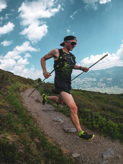 Trainer Manuel Zorn im Laufschritt auf einen schmalen Trail