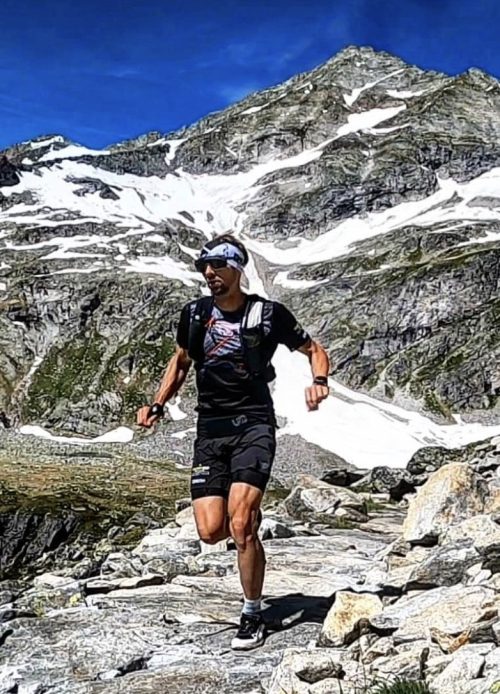 Trainer Martin Kaschmann beim Berglauf in alpiner Landschaft