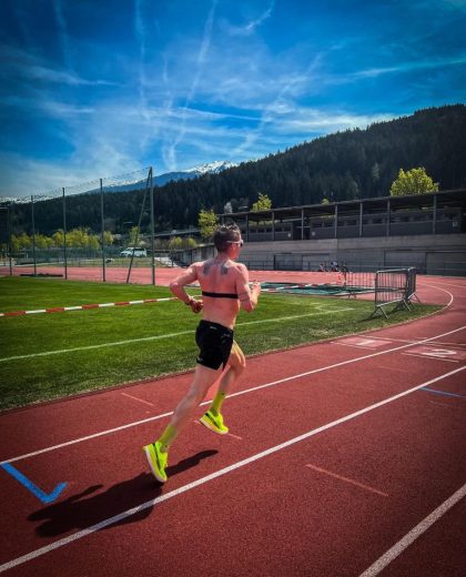 Trainer Manuel Zorn beim Tempotraining auf der Laufbahn.